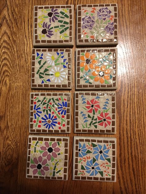 Mosaic Tile Coasters Diy, Mosaic Trivet Ideas, Mosaic Tile Coasters, Small Mosaic Ideas, Stained Glass Coasters, Mosaic Coasters Ideas, Mosaic Coasters Diy, Easy Mosaic Art, Mosaic Designs Easy