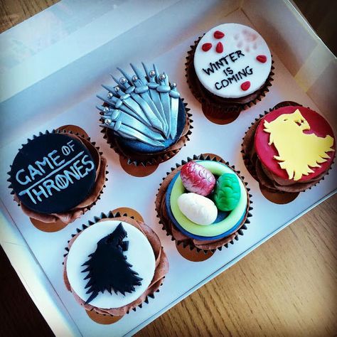 Game Of Thrones Food, Dragon Cupcakes, Game Of Thrones Birthday, Game Of Thrones Cake, Game Of Thrones Theme, Game Of Throne, Game Of Thrones Party, Cupcake Decorations, Gambling Cake