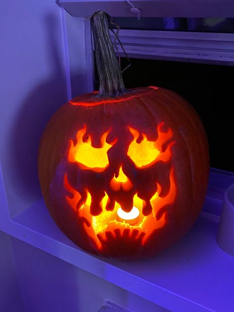 Knife Pumpkin Carving, Pumpkin Carving Cool Ideas, Pumpkin Carving Ideas Creative Hard, Plastic Pumpkin Carving Ideas, Pumpkin Carving Designs Creative Easy, Punkin Craving, Pumpkin Carving Ideas Medium Difficulty, Coolest Pumpkin Carving Ideas, Small Pumpkin Carving Ideas Creative