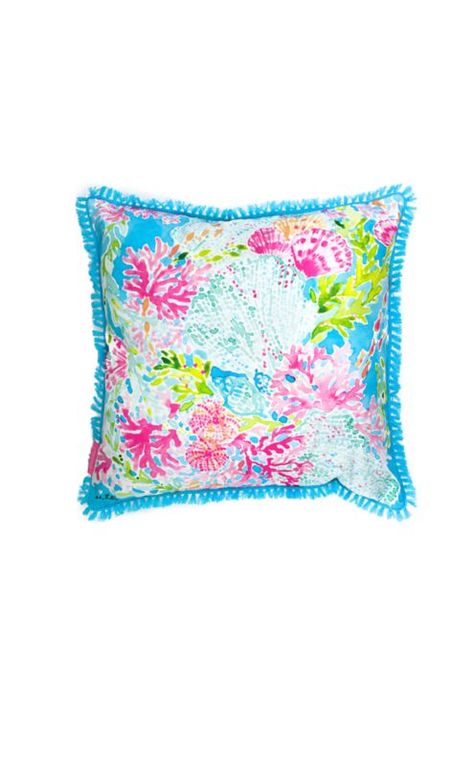 We love throw pillows! These indoor/outdoor square pillows are perfect for a beach house or poolside patio. Preppy Room Tour, Preppy Pink Room, Lilly Pulitzer Room, Lilly Pulitzer Pillows, Preppy Room Aesthetic, Room Preppy, Room Decor Preppy, Large Throw Pillows, Deck Decor