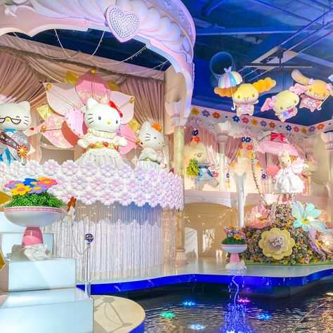 Sanrio Puroland Tokyo Japan, Sanrio Puroland Aesthetic, Puroland Japan, Kawaii Places, Friends Reference, Trip Moodboard, Dream Japan, Cardboard City, Tokyo Trip