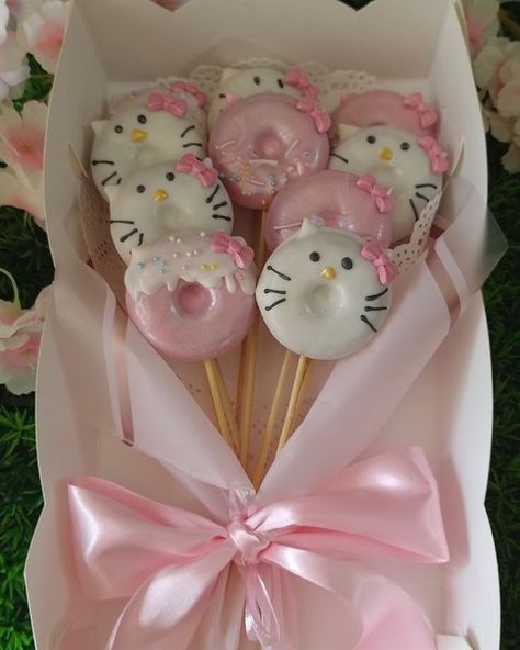 Mini Donuts Ideas, Hello Kitty Donut, Hello Kitty Birthday Theme, Donut Decorating Ideas, Mini Doughnuts, Hello Kitty Birthday Party, Birthday Party Desserts, Chocolate Covered Treats, Hello Kitty Themes