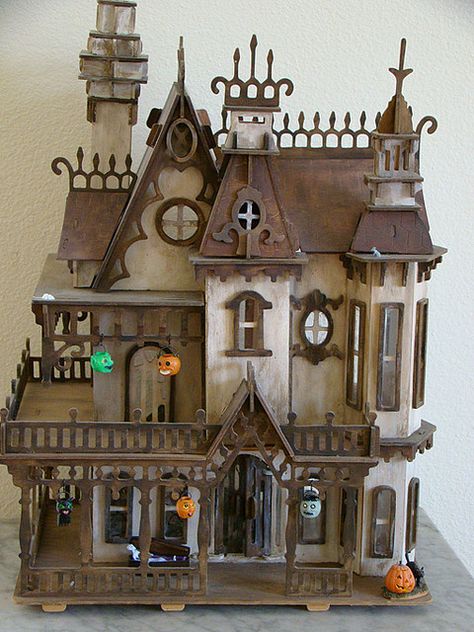 Haunted DollHouse 1/2 scale by Marina's art dolls, via Flickr Halloween Dollhouse, Halloween Houses, Haunted Doll, Casa Halloween, Haunted Dollhouse, Halloween Miniatures, Haunted Dolls, Halloween Village, Putz Houses