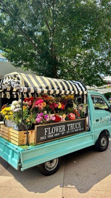 Horse Trailer Flower Shop, Flower Trucks, Flower Truck, Floral Shop, Flowers Bouquet, Green, Floral, Flowers