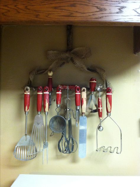 Finally got my old kitchen utensils displayed! A dirty old garden rake head and a little burlap and TaaaDaaa!!!! Old Kitchen Utensils, Antique Kitchen Utensils, Kitchen Utensil Storage, Antique Vintage Decor, Pin Crafts, Garden Rake, Vintage Kitchen Utensils, Utensil Storage, Deco Retro