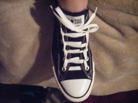 Ladder Lacing Shoes Cool Ways To Lace Shoes, Easy Crafting Ideas, Lace Your Shoes, Old Converse, How To Tie Laces, Lace Converse Shoes, Ways To Tie Shoelaces, Lacing Shoes, Shoe Lacing