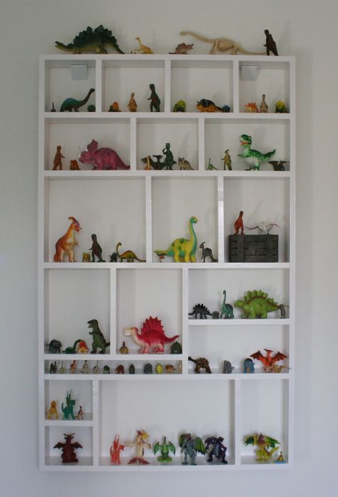 Letterbak XXL / made by mijn thuisgevoel Dinosaur Collection Display, Dinosaur Organization Ideas, Dinosaur Storage Ideas, Boys Bedroom Organization, Dinosaur Storage, Boys Dinosaur Bedroom, Dinosaur Display, Dinosaur Boys Room, Dino Room