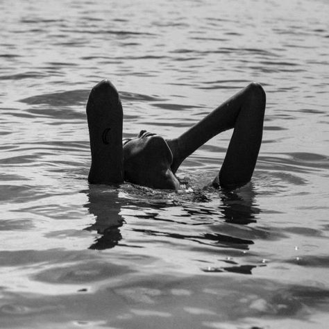 Image about photography in Black and white ◀△ by - ꒚ I M P L Y ℒ A U R E N ♛ A Woman, Floating, Black And White, Water, White, Black