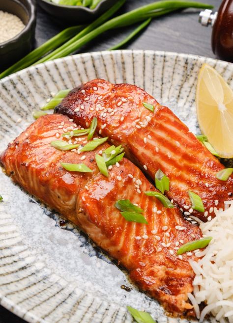 This Miso Glazed Salmon is exactly what weeknights were made for. It's healthy, easy, and supremely delish! Using the broiler creates fantastic flavor in a short amount of time. Salmon With Coconut Rice, Salmon Asian, Honey Garlic Ribs, Salmon Healthy, Miso Glazed Salmon, Miso Salmon, Miso Glaze, Creamy Potato Salad, Healthy Salmon