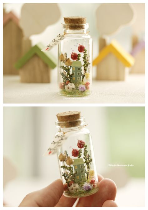 Mini Cork Bottle Ideas, Tiny Jars Ideas Mini Bottles, Message In A Bottle Ideas, Small Bottle Crafts, Mini Glass Bottles Ideas, Mini Bottle Crafts, Tiny Jar Crafts, Presevered Flower, Miniature Bottle Art