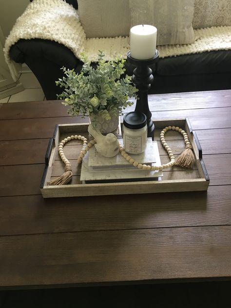 Ottoman Tray Decor Ideas, Farmhouse Coffee Table Decor, Table Tray Decor, Coffee Table Decor Living Room, Center Table Decor, Coffee Table Decor Tray, Table Centerpieces For Home, Dining Room Table Centerpieces, Tafel Decor