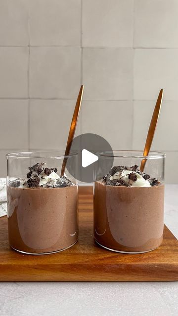 Miranda Galati | Registered Dietitian on Instagram: "Meet my new hyper-fixation dessert: COTTAGE CHEESE CHOCOLATE PUDDING 👀🤤  Don’t worry, it doesn’t taste like cheese and there are NO chunks lol  Here’s how to make it ⬇️  Serves 1-2  1 cup cottage cheese, I used 2% 2 Tbsp cocoa powder 2 Tbsp maple syrup 1/4 tsp vanilla extract 2 tsp chia seeds  Blend and set in the fridge for at least an hour. Top with crushed cookies, nuts, berries, whipped cream, etc and ENJOY!!  FULL RECIPE: https://reallifenutritionist.com/cottage-cheese-chocolate-mousse/  #dietitian #highprotein #healthydessert" Cottage Cheese Chia Seed Pudding, Cheese Pudding, Protein Pudding, Chocolate Pudding, Chocolate Mousse, Pudding Recipes, Cottage Cheese, Healthy Dessert Recipes, Healthy Dessert