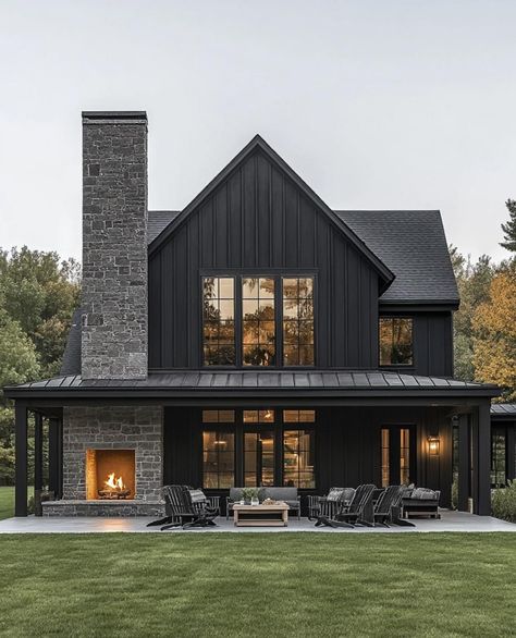 Black House Design, Modern Log Home, Black Modern Farmhouse, Cabin Style Homes, Mountain Home Exterior, Black Houses, Nice House, Farmhouse House, Barn Style House