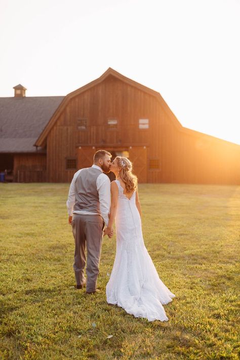 Bloomfield barn wedding with bride and groom during golden hour. Fall barn wedding, October wedding ideas rustic, fall country wedding, rustic barn wedding ideas, Chicago wedding photographer, Illinois wedding photographer, wedding photography Chicago Country Wedding Pictures Ideas, Country Wedding Photography Poses, Wedding Party Photos Country, Bride And Groom Fall Wedding, Fall Wedding Photography Poses, Wedding Photo Ideas Rustic, Country Wedding Photos Bride And Groom, Wedding Picture Ideas Country, Rustic Wedding Picture Ideas