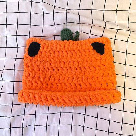 Made to order cat-eared beanies :)  These are made with big ol' fluffy yarn, complete with a little stem and leaf at the top for that pumpkin patch look. Perfect for halloween, perfect for any season, they're just perfect. No returns :( Since these are custom, returns or exchanges will not be excepted Crochet Bts, Crochet Halloween Hat, Cat Ears Hat, Cat Eared Beanie, Fluffy Yarn, Pumpkin Cat, Cat Beanie, Crochet Halloween, Knitting Machine Projects