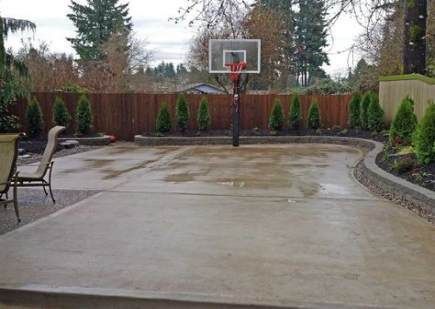 Your home's backyard shouldn't be wasted. Instead, think of it as a whole extension of your home where you can go to spend time with loved ones outdoo... | Put Up a Basketball Hoop #Backyard #BackyardEntertainment #BackyardIdeas #DecoratedLife Concrete Backyard, Basketball Court Backyard, Backyard Basketball, Outdoor Basketball Court, Backyard Trees, Cement Patio, Concrete Patio Designs, Backyard Fence, Patio Slabs