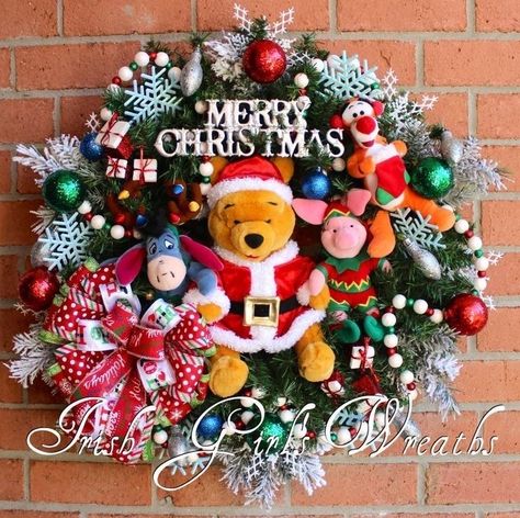 Christmas Wresth, Pooh Decorations, Friends Wreath, Christmas Reference, Christmas Winnie The Pooh, Winnie The Pooh Decor, Wreaths Crafts, Disney Wreath, Pooh Christmas