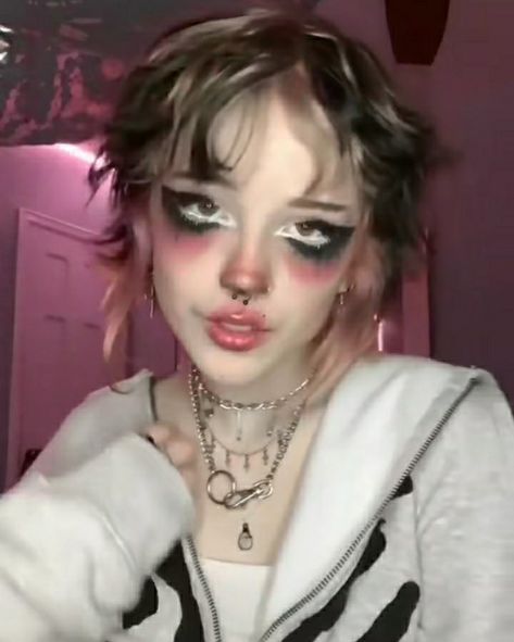 2020 Makeup Alt Cringe, 2020 Alt Makeup Cringe, Alt 2020 Makeup, Jocelyn Makeup, 2020 Alt Makeup, Unconventional Makeup, Pastel Goth Makeup, Makup Looks, Monster Makeup