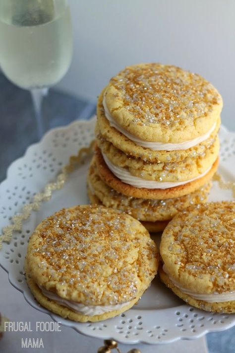 A rich champagne buttercream is sandwiched between two thick & soft sparkling sugared cookies in these Sparkling Champagne Cookie-wiches Cake Crinkle Cookies, Champagne Dessert Recipes, Champagne Cookie, Champagne Cookies, Champagne Buttercream, Sparkling Champagne, Crinkle Cookies, Easy Cookies, Favorite Cookies