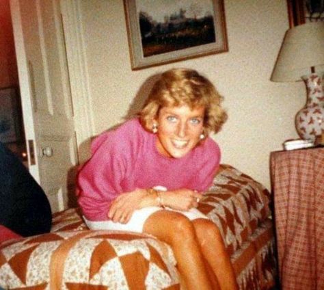 Princess Diana Rare, Old Prince, Princess Diana Fashion, Princess Diana Photos, Rare Historical Photos, Prinz Harry, Princes Diana, Diana Fashion, Historical Moments