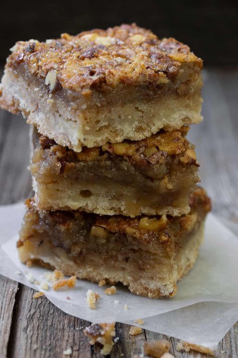 Maple Bars Recipe, Maple Filling, Walnut Squares, Walnut Dessert, Maple Desserts, Weekend Baking, Maple Bars, Dessert Squares, Maple Recipes