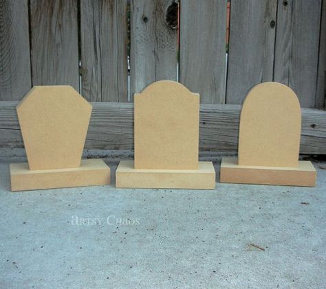 Hollween Decor, Soirée Halloween, Scary Halloween Decorations Outdoor, Scary Halloween Decorations Diy, Casa Halloween, Crafts Holiday, Halloween Wood Crafts, Homemade Halloween Decorations, Halloween Tombstones