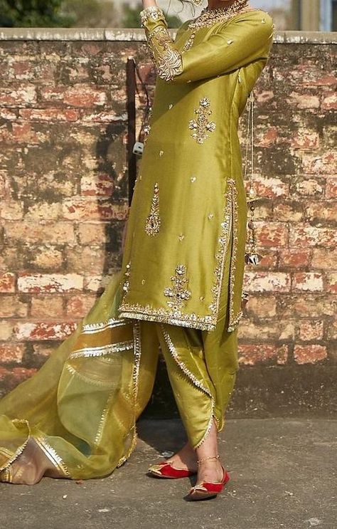 Green Suit Design Women, Green Suit Design, Suit Design Pakistani, Banarasi Silk Suit, Western Dresses For Women, Mehendi Outfits, Latest Bridal Dresses, Trendy Shirt Designs, Pakistani Fancy Dresses