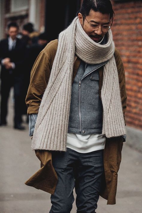 Milan Fashion Week Men, Ripped Knee Jeans, Men's Street Style, Big Scarf, Men Closet, Mens Fashion Smart, Best Mens Fashion, Fashion Business Casual, Mens Fashion Casual Outfits