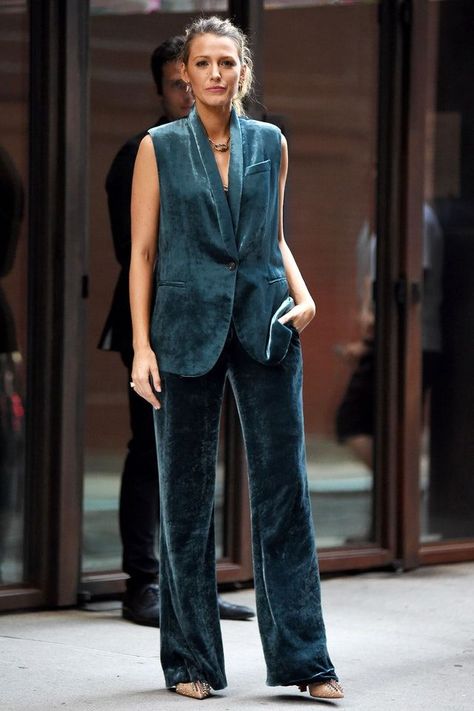 Velvet Pantsuit, Classic Style Icons, Style Icons Women, Style Icons Inspiration, Blake Lively Style, Glamouröse Outfits, Transitional Dressing, Nick Jonas, Jimmy Fallon