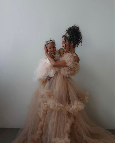 Mommy Daughter Photography, Mommy Daughter Photoshoot, Maternity Shoot Outfit, Gown Graduation, Mommy And Me Photo Shoot, Mommy Daughter Outfits, Maternity Photoshoot Outfits, Tulle Balls, Family Photoshoot Outfits