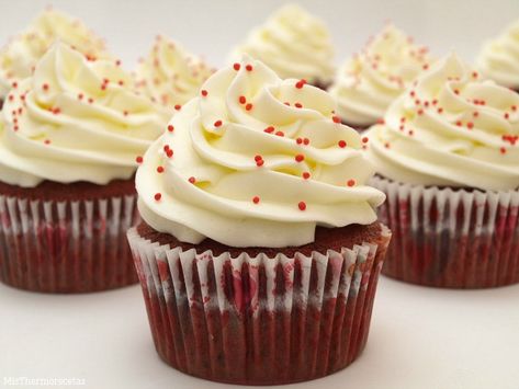 magdalenas red velvet. misthermorecetas.com Cupcakes Red Velvet, Cupcake Cream, Bolo Red Velvet, Coffee Cupcakes, Red Velvet Cheesecake, Coconut Cupcakes, Carrot Cake Cupcakes, Easy Chocolate Chip Cookies, Cupcakes Decorados