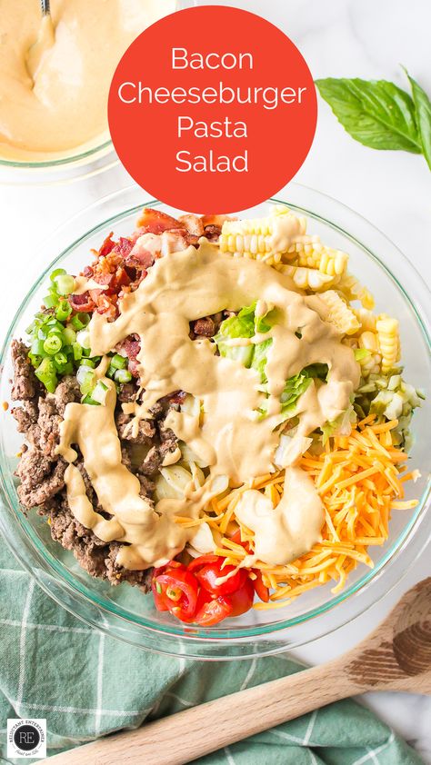 Bacon Cheeseburger Pasta, Olive Garden Salad Dressing Recipe, Cheeseburger Pasta, Simple Dressing, Greek Salad Recipes, Superfood Salad, Iceberg Lettuce, Eat Salad, Bacon Cheeseburger