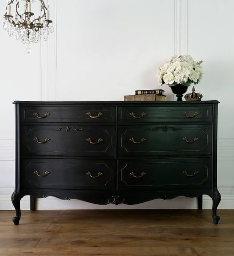 GLAM MATTE BLACK 1930'S ANGELUS FRENCH 6-DRAWER DRESSER! A rare find, this Angelus French dresser features 4 ultra deep spacious drawers and two wide lingerie drawers. Tall dainty legs, glorious serpentine curves, and elegant trim detail. Finished in a chic matte black, with clean exposed wood lines, and original patina bronzed, brass pulls. Solid wood, high quality! We have an array of mirrors in varying sizes, styles, design, shapes, and colors/finishes. We also have coordinating French h Luxury Black Bedroom, Glam Dresser, Glam Bedroom Ideas, California Bedroom, Black Painted Furniture, Muebles Shabby Chic, French Dresser, Black Dresser, Glam Bedroom