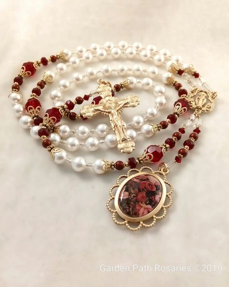 Rosary Ideas, A Bouquet Of Roses, Double Image, Boutique Display, Bouquet Of Roses, Catholic Rosary, Rosary Bracelet, Handmade Jewelry Tutorials, Rosary Necklace