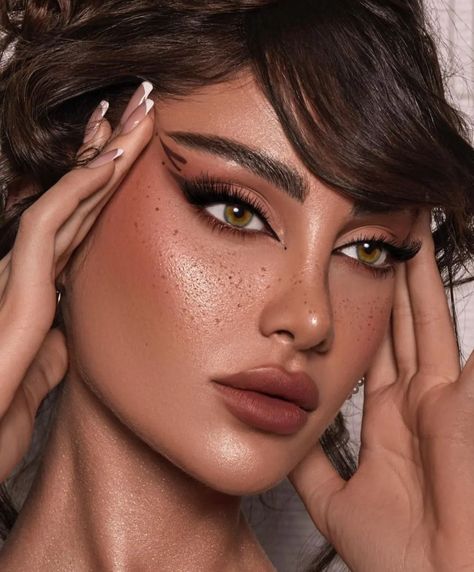 Makeup 😍 Editorial Makeup Looks, Ramadan 2024, Classy Makeup, Beauty Photoshoot, Goddess Artwork, Beauty Shots, Editorial Makeup, How To Apply Makeup, Portrait Art