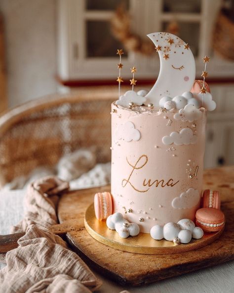 Crescent Moon Cake Design, Moon Themed Baby Shower Ideas Girl, First Birthday Moon Theme, To The Moon And Back Cake, Twinkle Little Star Baby Shower Cake, Over The Moon Centerpiece Ideas, Over The Moon Baby Shower Cake, Moon Theme Cake, Over The Moon Baby Shower Ideas Girl