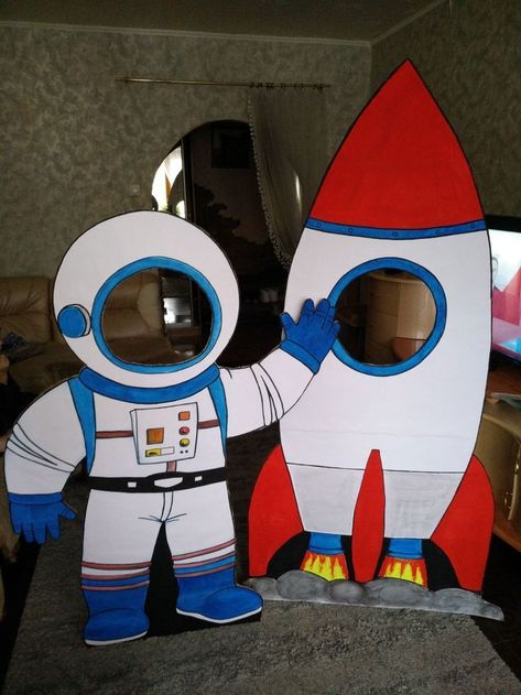 Cardboard Rocket, Decoration Creche, Space Party Decorations, Space Crafts For Kids, مشروعات العلوم, Astronaut Party, Sistem Solar, Astronaut Birthday, Space Theme Party