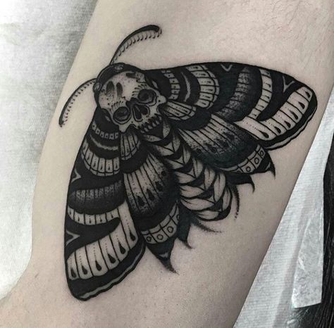 Moth Tattoo Design, Shin Tattoo, Dibujos Tattoo, Insect Tattoo, Flame Tattoos, Sacred Geometry Tattoo, Geometry Tattoo, Fire Tattoo, Moth Tattoo