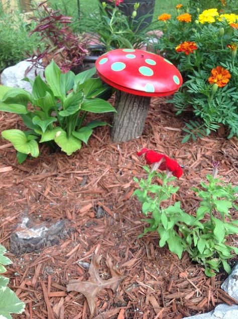 Homemade painted mushrooms. Top is a pan lid and the stem is a tree log. Other is a painted bowl and the stem is a stick. Diy Garden Mushrooms, Veggie Garden Design, Mushrooms Design, Garden Globes, Garden Mushrooms, Mushroom Decor, Mushroom Design, Garden Care, Garden Crafts