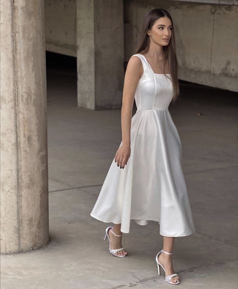 Outfits Novios, White Dresses Graduation, Midi Wedding Dress, Cake Bridal, Wedding Dress Guide, Dress Guide, Cute Prom Dresses, White Outfit, Western Outfits