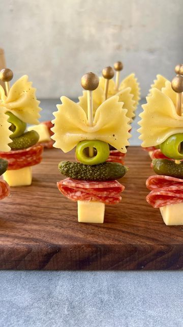 Appetizer Recipes Toothpick, Christmas Food Charcuterie Board, Holiday Skewer Appetizers, Bowtie Pasta Appetizers, Pasta Bow Tie Recipes, Antipasto On A Stick, Bow Tie Appetizers, Bow Tie Charcuterie Skewers, Bow Tie Pasta Appetizers