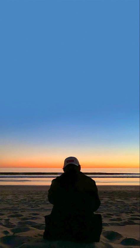 Taehyung Sunset Photo, Jungkook Sunset, Taehyung Sunset, Bangtan Wallpaper, Bts V Photos, Beautiful Poetry, Wallpaper Photo, Ootd Hijab, Sunset Pictures