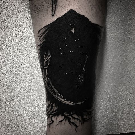 Gioele Cassarino on Instagram: “Gravelord Nito. (Swipe to the right to see full view and video) Guest spots: April 🇩🇪 Berlin September 🇫🇷 Lyon. . . . . . . . .…” Small Scary Tattoos For Men, Dark Tattoos For Men, Dark Souls Tattoo, Cover Up Tattoos For Men, Tatuaje Cover Up, Gotik Tattoo, Leg Tattoo Ideas, Shadow Tattoo, Soul Tattoo