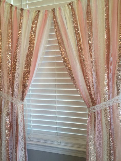 Rose Gold Curtains, Rose Gold Nursery, Garland Curtain, Blush Curtains, Ideas Armario, Curtains Nursery, Rose Gold Bedroom, Gold Garland, Blush Nursery