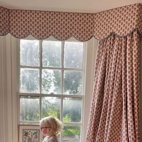 Alison Gee on Instagram: "How fabulous is this beautiful bedroom designed by @homes_by_katiecardew using my Nitesh in warm red and grey blue on natural luxury linen! https://alisongee.com/product/nitesh-natural-luxury-linen/ Absolutely gorgeous ❤️#beautifulrooms #interiordesign #interiordesigninspo #smallprint #countryhomes #bedroomdecor #bedroominspo" Scalloped Cornice Board, Bay Window Pelmet, Window Pelmet Ideas, Bay Window Cornice, Bay Window Bedroom Ideas, Mackey House, Children's Room Design, Bay Window Seat, Bay Window Curtains