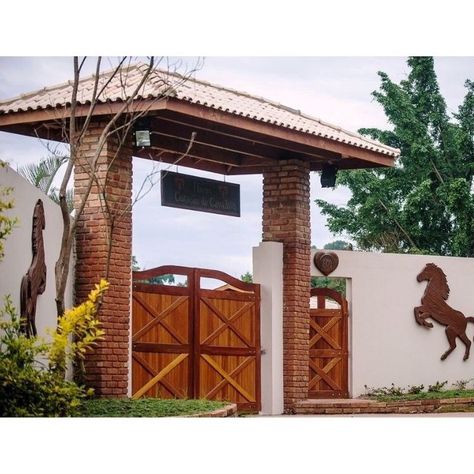 Gate With Roof, Gate Roof Design, Driveway Gates Metal, Wooden Entrance Gates, Farmhouse Gates, Ranch Home Decor, Ranch Entrance Ideas, Gates Metal, Wooden Driveway Gates