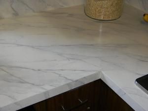 How To Get The Look of Marble For Less: Paint your old countertop Counter Makeover, Painting Formica, Bright Laundry Room, Countertop Redo, Property Ideas, Formica Countertops, House Bathrooms, Paint Inspiration, Marble Finish