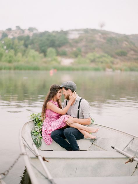 Notebook Themed Photo Shoot, The Notebook Photoshoot, Pond Photoshoot, Fun Engagement Shoot Ideas, Boat Poses, Retro Engagement Photos, Lake Wedding Photos, Foggy Lake, Prenuptial Photoshoot