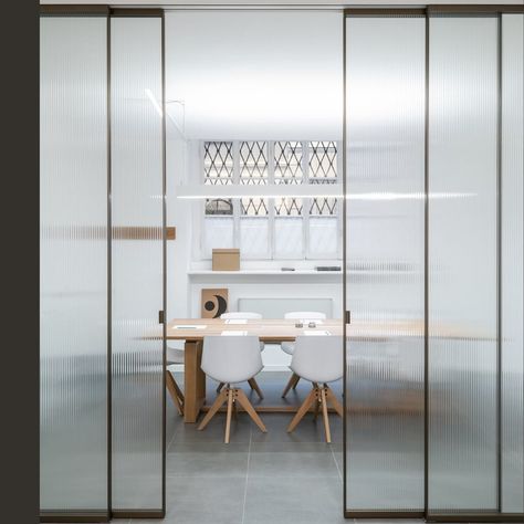 339 Likes, 1 Comments - GLAS ITALIA official page (@glasitalia) on Instagram: “SHERAZADE SLIDE, design Piero Lissoni A system of sliding panels available in glass, stoneware and…” Glass Partition Designs, Wall Partition Design, Partition Door, Piero Lissoni, Door Glass Design, Luxury Furniture Brands, Glass Walls, Room Partition Designs, Contemporary Furniture Design