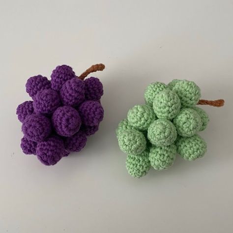 Crochet Amigurumi Bunch Of Grapes Pattern (1) Crochet Grapes Pattern, Crochet Grapes Pattern Free, Crochet Grapes, Fruit Crochet, Food Crochet, Crochet Pig, Bunch Of Grapes, Micro Crochet, Popular Crochet